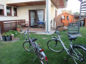 zwei Fahrräder, die im Gras vor einem Haus geparkt sind in der Unterkunft Ferienwohnung Leipold Andreas in Merzig