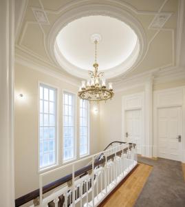 Cette grande chambre est dotée d'un plafond et d'un lustre. dans l'établissement Casa Kala, à Porto