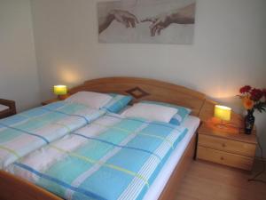 1 dormitorio con 1 cama con 2 lámparas en una mesa en Ferienwohnung Leipold Andreas, en Merzig
