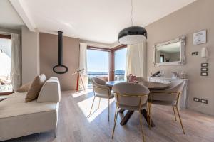 ein Wohnzimmer mit einem Tisch, Stühlen und einem Sofa in der Unterkunft Casa Veronica in Manerba del Garda