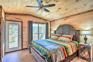 Un dormitorio con una cama y un ventilador de techo. en Brand-New Trenton Cabin Panoramic Lake Views, en Trenton