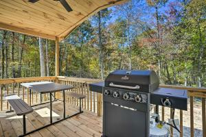 een grill op een terras met een tafel en een picknicktafel bij Brand New Trenton Cabin Panoramic Lake Views in Trenton