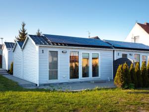 克里尼查謨爾斯卡的住宿－Maximus domki，屋顶上设有太阳能电池板的房子