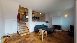 ein Wohnzimmer mit einem blauen Sofa und einem Tisch in der Unterkunft Villa Mar Menuda by Reymar in Tossa de Mar