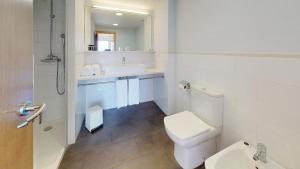 ein weißes Badezimmer mit Waschbecken und Toilette in der Unterkunft Villa Mar Menuda by Reymar in Tossa de Mar