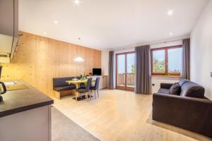 una sala de estar con un sofá y una mesa en Residence Kalchgruberhof Fichte, en Ultimo