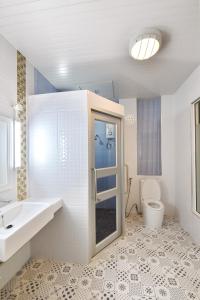 La salle de bains est pourvue d'un lavabo et de toilettes. dans l'établissement 97 Merryland Apartments & Hotel, à Ban Bang Samak