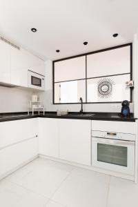 Kuchyň nebo kuchyňský kout v ubytování Malagaflat Design Apartment 3 Bedrooms City Centre