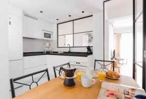 Kuchyň nebo kuchyňský kout v ubytování Malagaflat Design Apartment 3 Bedrooms City Centre