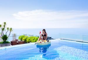 Bazén v ubytování HAIAN Beach Hotel & Spa nebo v jeho okolí