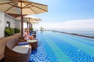 Bazén v ubytování HAIAN Beach Hotel & Spa nebo v jeho okolí