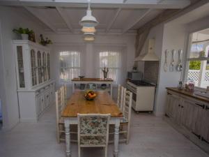 uma cozinha com uma mesa de madeira com uma taça de fruta em Riverside Country House em Swellendam