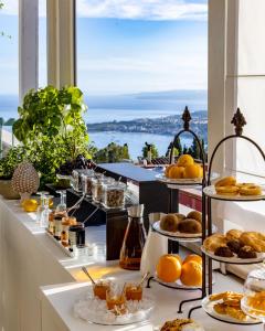 un buffet avec des assiettes de nourriture sur une table dans l'établissement Taodomus Small Boutique Hotel, à Taormine