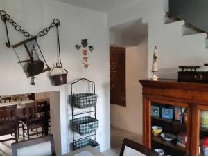 een keuken en eetkamer met manden aan de muur bij Il Corvo Viaggiatore in Solarolo Monasterolo