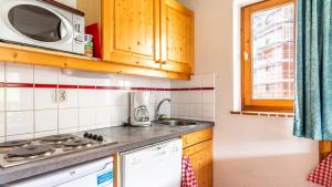 Kuchyň nebo kuchyňský kout v ubytování Les Sitelles - 11 - Piscine Appart 6 pers