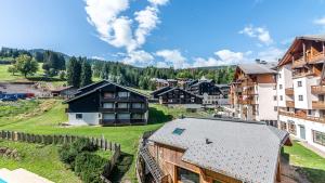 una vista aerea di un villaggio con case di Les Sitelles - 18 - Belle vue Appart 6 pers a Morillon