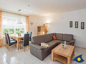 ein Wohnzimmer mit einer Couch und einem Tisch in der Unterkunft Ferienwohnung (-haus) Whg. 01 Gartenstraße in Bansin