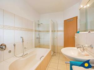 Ein Badezimmer in der Unterkunft Ferienwohnung (-haus) Whg. 01 Gartenstraße
