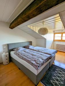 ein Schlafzimmer mit einem großen Bett im Dachgeschoss in der Unterkunft Domaine de la Crausaz in Grandvaux