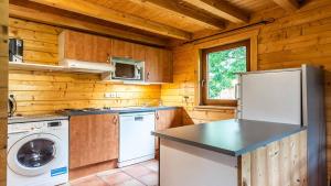Kuchnia lub aneks kuchenny w obiekcie Bois de Champelle- 94 Magnifique Chalet-10 pers
