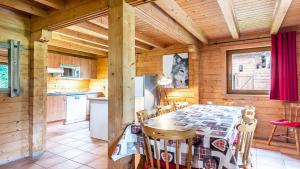 kuchnia i jadalnia ze stołem i krzesłami w obiekcie Bois de Champelle- 94 Magnifique Chalet-10 pers w mieście Morillon