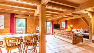 Telewizja i/lub zestaw kina domowego w obiekcie Bois de Champelle- 94 Magnifique Chalet-10 pers