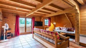 salon z kanapą i telewizorem w kabinie w obiekcie Bois de Champelle- 94 Magnifique Chalet-10 pers w mieście Morillon