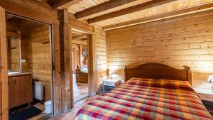 sypialnia z łóżkiem w drewnianym domku w obiekcie Bois de Champelle- 94 Magnifique Chalet-10 pers w mieście Morillon +15 zdjęć
