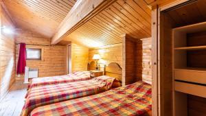 pokój z dwoma łóżkami w drewnianej chacie w obiekcie Bois de Champelle- 94 Magnifique Chalet-10 pers w mieście Morillon