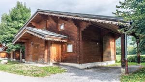 mały drewniany dom z drzwiami na ulicy w obiekcie Bois de Champelle- 94 Magnifique Chalet-10 pers w mieście Morillon