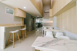 Kuchyň nebo kuchyňský kout v ubytování วัน บัดเจท เชียงราย ซอยสวรรค์ One Budget Hotel Chiangrai Soi Sawan