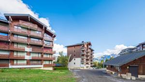 a building in the middle of a street with buildings at Les Eterlous - 39- Appart pied des pistes 6 pers in Morillon