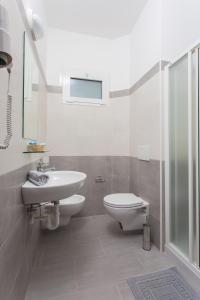ein Bad mit einem WC und einem Waschbecken in der Unterkunft Hotel Platinum in Rimini