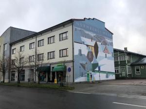 un edificio con un murale sul lato di Nurmbergi Maja a Viljandi