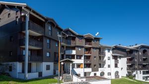 a row of apartment buildings with balconies at Le Grand Neige - 36 - Appart Montagne 6 pers in Morillon