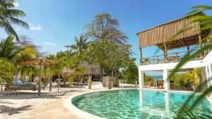 una piscina en un complejo con un pabellón en The Mida Creek Hotel, en Watamu