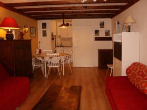 uma sala de estar e cozinha com uma mesa e um frigorífico em Appartement Les Orres, 2 pièces, 6 personnes - FR-1-322-203 em Les Orres