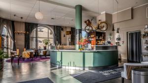 Ο χώρος του lounge ή του μπαρ στο Home Hotel Post