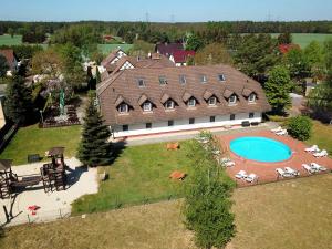 einen Luftblick auf ein großes Haus mit einem Pool in der Unterkunft Ferien Hotel Spreewald in Kolkwitz