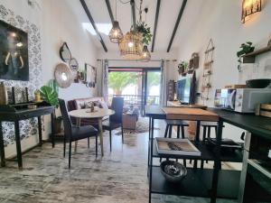 Khu vực ghế ngồi tại TOP 2 Sun Club bungalow terraza
