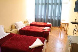 Postel nebo postele na pokoji v ubytování Dweik Hotel 1