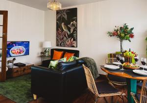 - un salon avec un canapé et une table dans l'établissement Hobart Rose Court Apartments "Avitium", à New Town