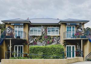 une maison avec une fresque murale sur son côté dans l'établissement Hobart Rose Court Apartments "Avitium", à New Town