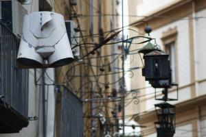 ein Paar Leuchten an der Seite eines Gebäudes in der Unterkunft Maison Du La Rua in Neapel