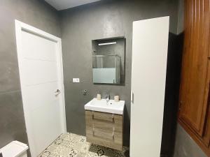 セビリアにあるDiseño Trianaのバスルーム(洗面台、鏡付)