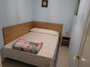una piccola camera con letto e comodino di Casa Rural Adriana, Montanejos a Montanejos
