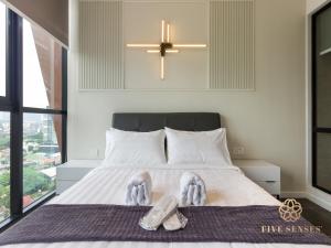 Un dormitorio con una cama con un par de zapatos encima. en Scarletz Suites Kuala Lumpur, Five Senses, en Kuala Lumpur 31 fotos más