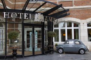 une petite voiture garée devant un hôtel dans l'établissement Rocco Forte Hotel Amigo, à Bruxelles