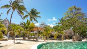 uma piscina em frente a um resort com palmeiras em The Mida Creek Hotel em Watamu