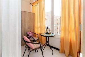 トレビエハにあるEspanatour ALECIAの窓付きの客室で、小さなテーブルと椅子2脚が備わります。